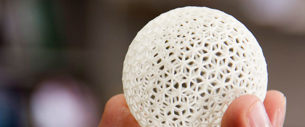 Kuvassa 3D-printattu pallonmuotoinen koriste-esine. Kuva: Pixabay. Linkki 3D-tulostussivulle.