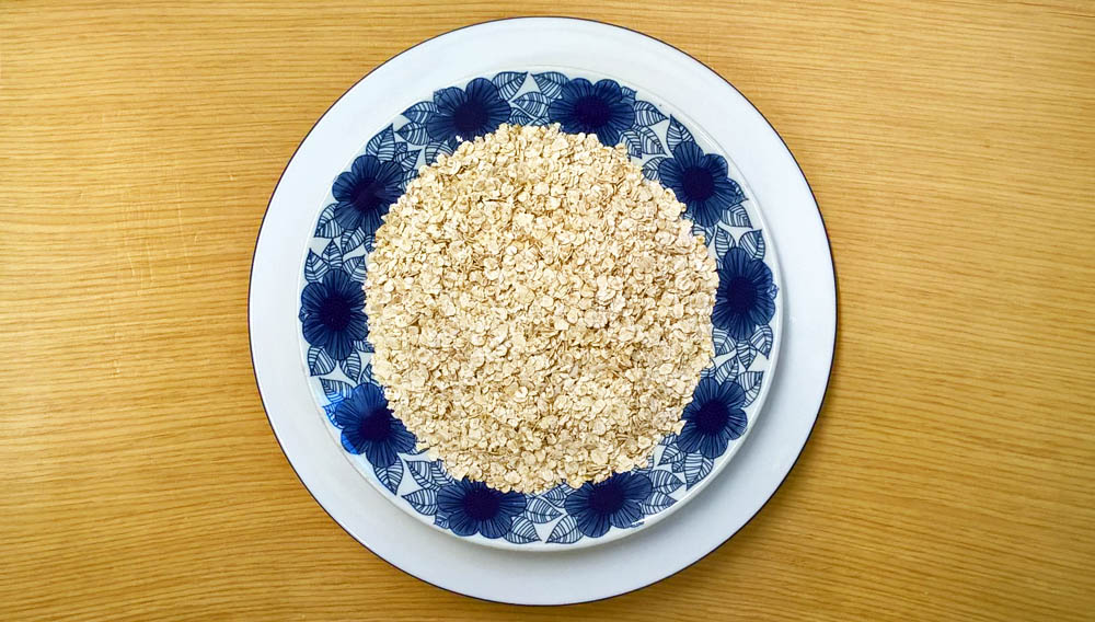Kaurahiutaleita syvällä lautasella