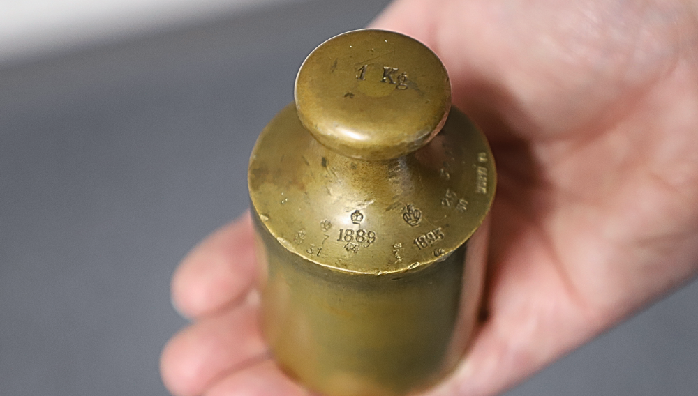 Tämä punnus on palvellut mittaamisen tarkkuutta lähes kahden vuosisadan ajan. Sen ensimmäinen virallinen leima on vuodelta 1889 ja viimeisin vuodelta 1968. 