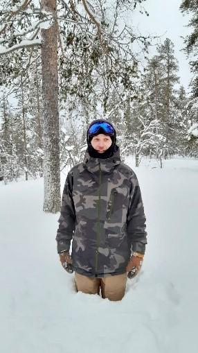 Aleksi Latvala seisoo lumessa.