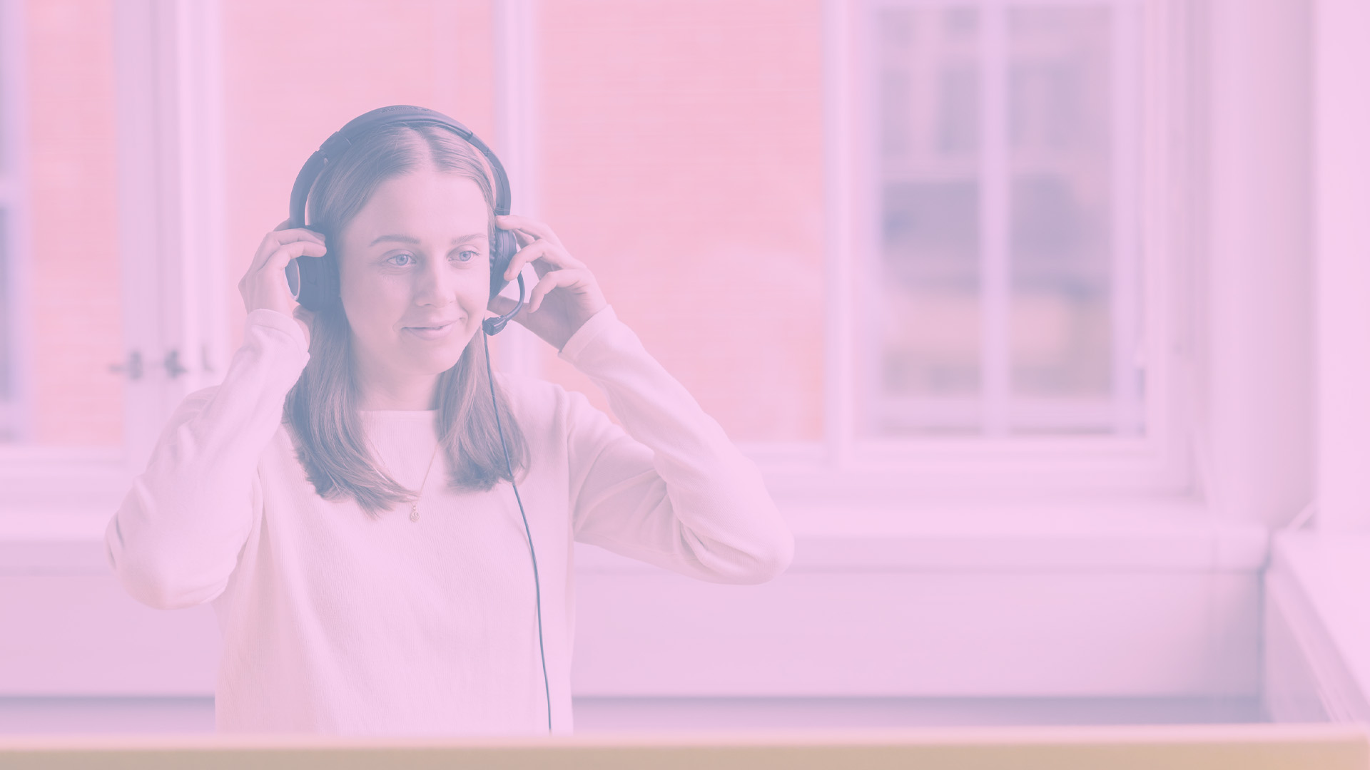 Ihminen laittaa kuulokkeita päähänsä.