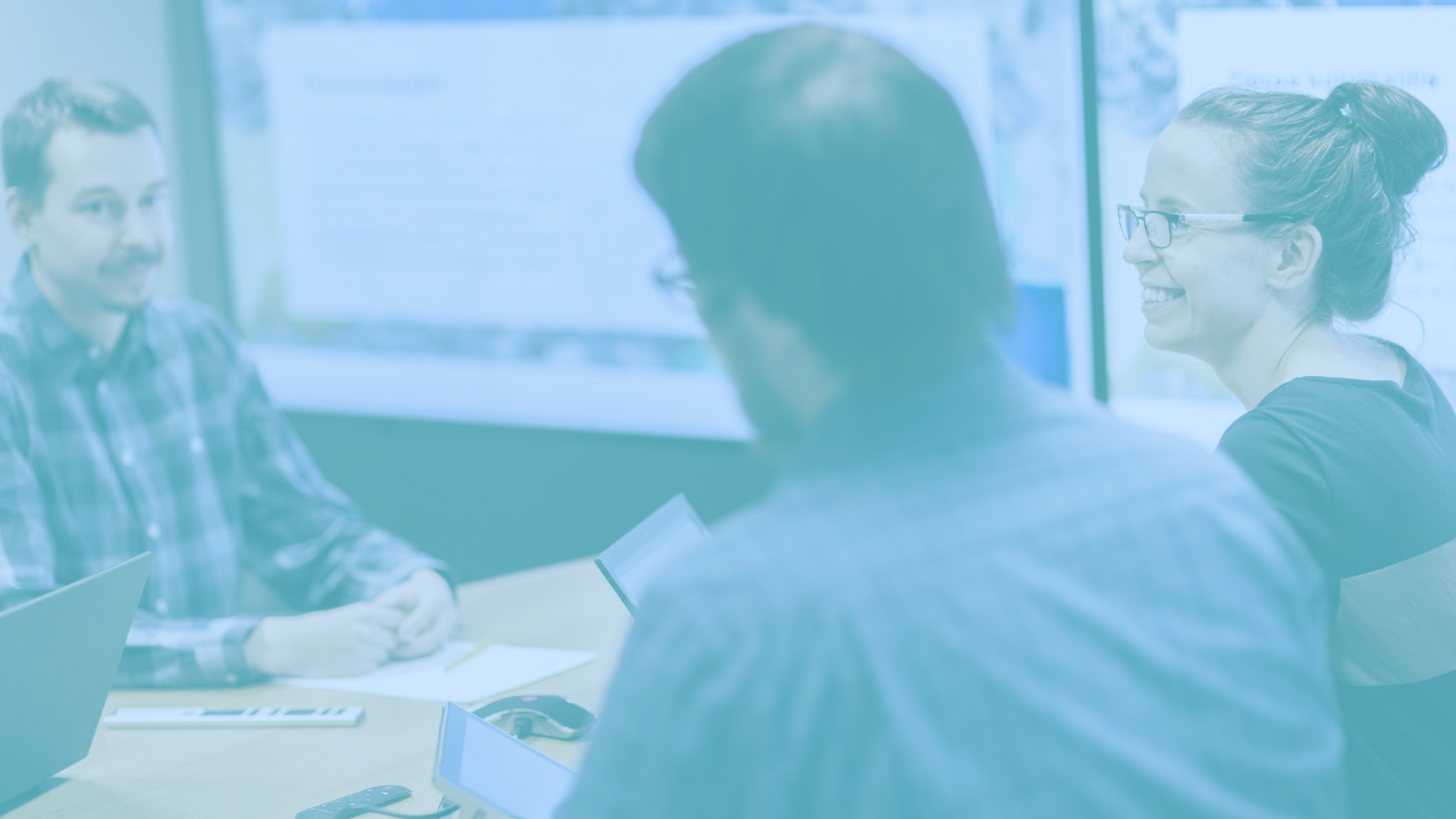 Ihmiset keskustelevat kokoushuoneessa.