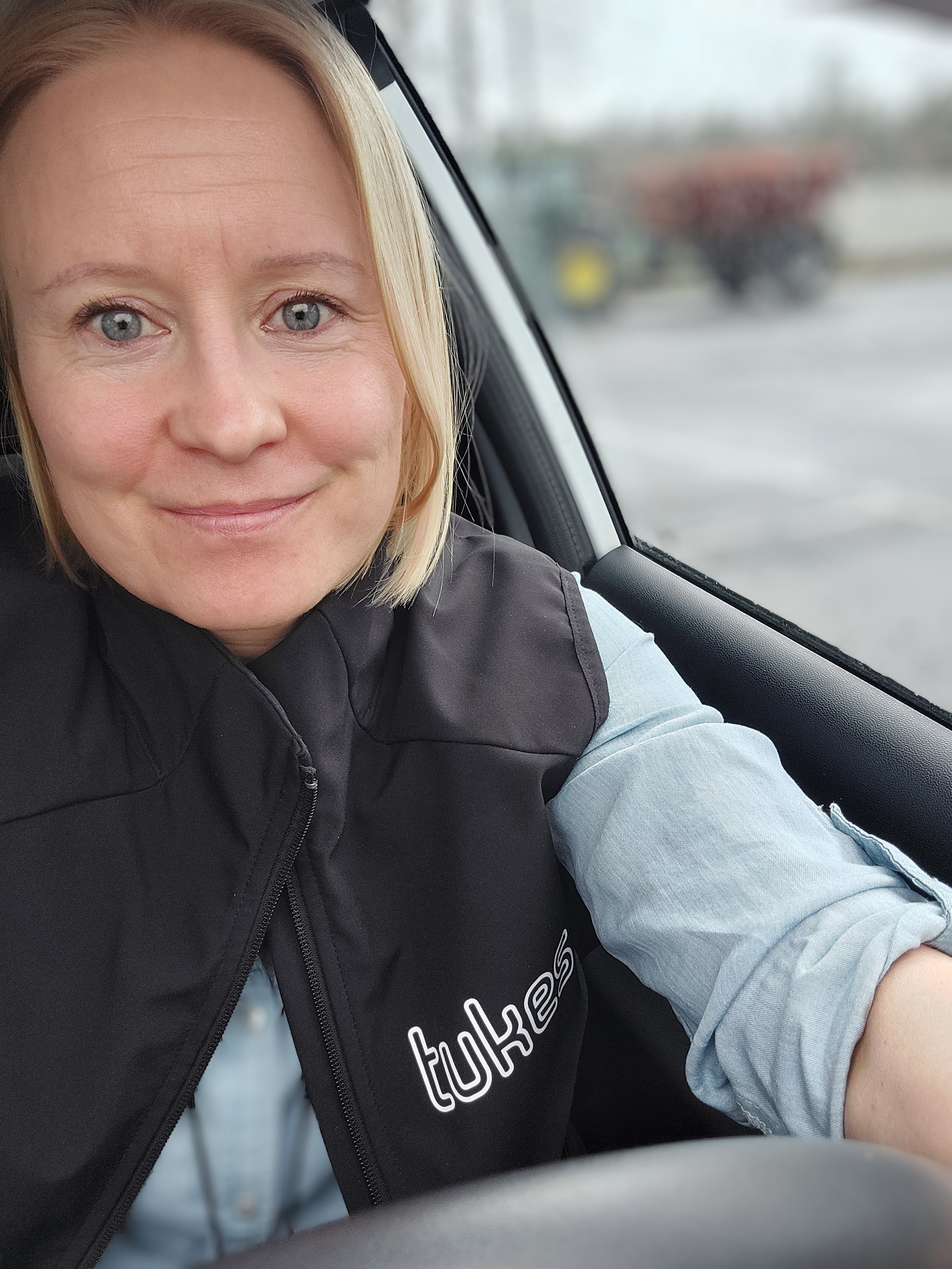 Ylitarkastaja Anne Hiltunen istuu autossa.
