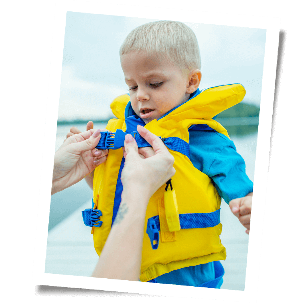 Lapselle puetaan keltaisia pelastusliivejä.