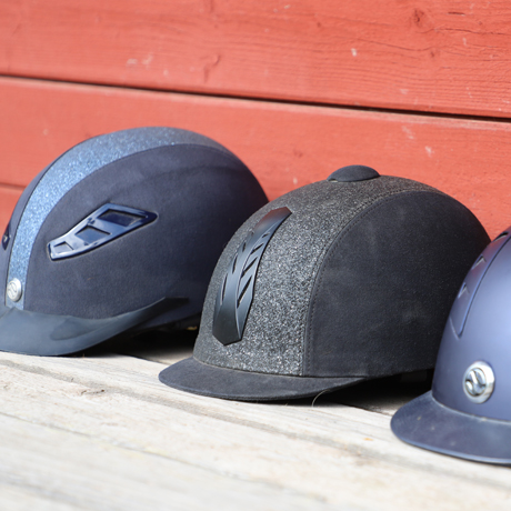 Ratsastuskypäriä lattialla.