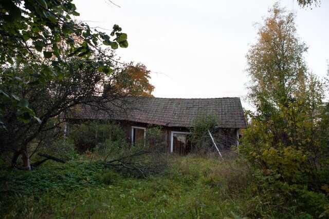 Ränsistynyt tyhjä rakennus.