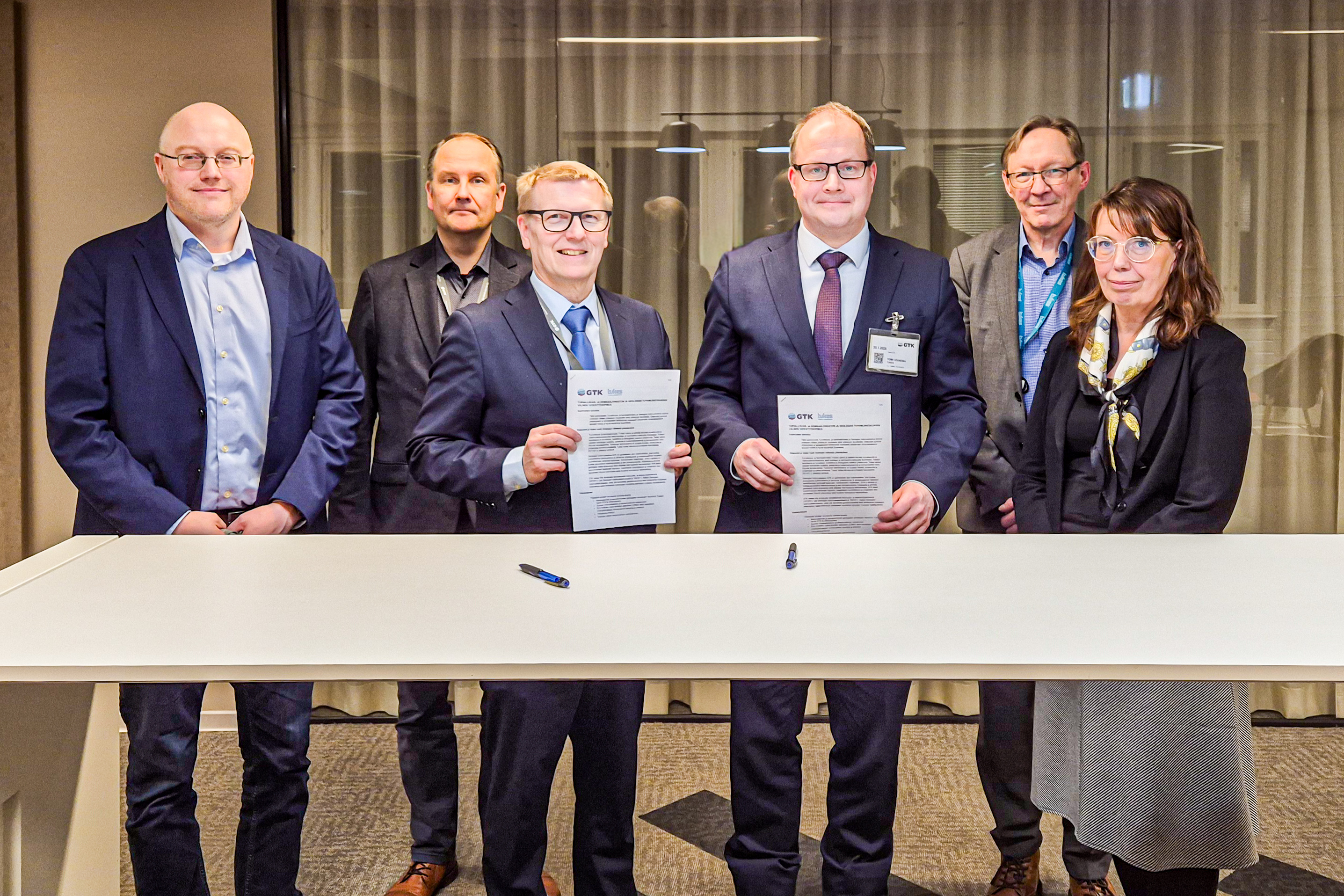 Kuvassa vasemmalta Hannu Lahtinen, Saku Vuori, Kimmo Tiilikainen, Tomi Lounema, Terho Liikamaa, Kirsi Levä.