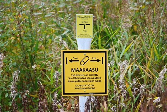 Maakaasulinjan merkintäkilpi maastossa.