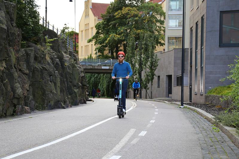 en person åker på en elektrisk skoter.