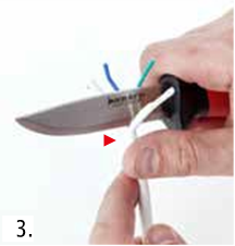 Skala ledningen: Skär ett långt snitt i ändan på ledningen så att du kan dra mantelns halvor till märket du gjorde