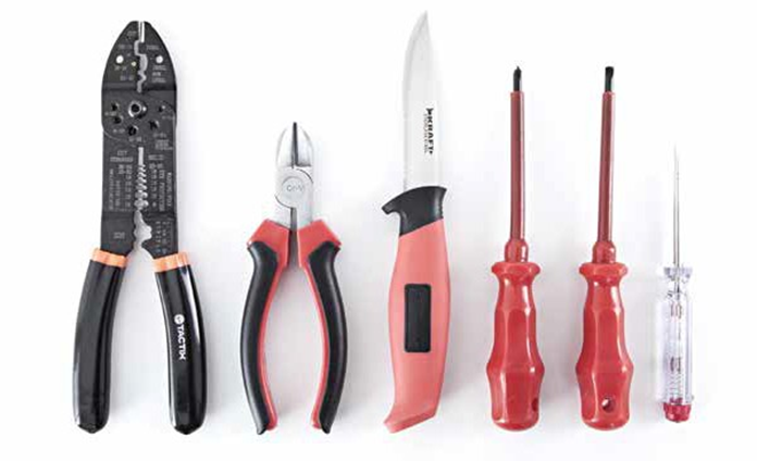 Verktyg som behövs för elarbeten i hemmet, på bilden från vänster skaltång, sidavbitare, kniv, kryssmejsel, skruvmejsel samt spänningstestare