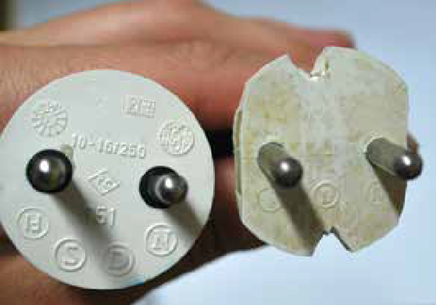 Bilden till vänster visar en stickkontakt som ofta finns på gamla elapparater och som inte går in i moderna eluttag. Stickkontakt som man själv modifierat så att den går in i uttaget (till höger), mycket farlig